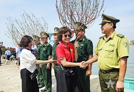 Pre-Tet gifts reach Hon Khoai Island